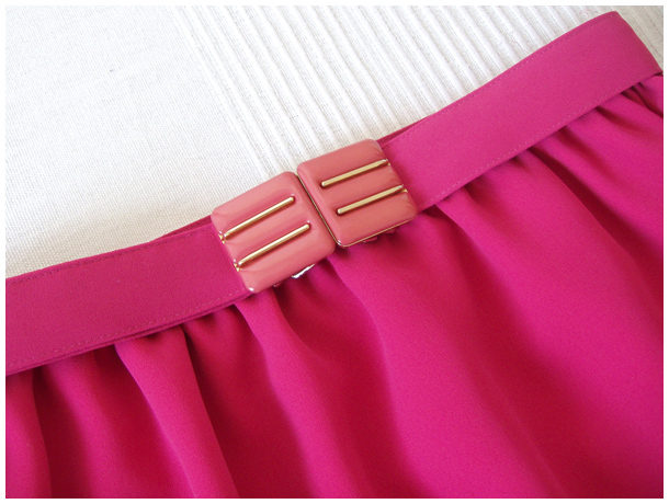 różowa spódnica z paskiem